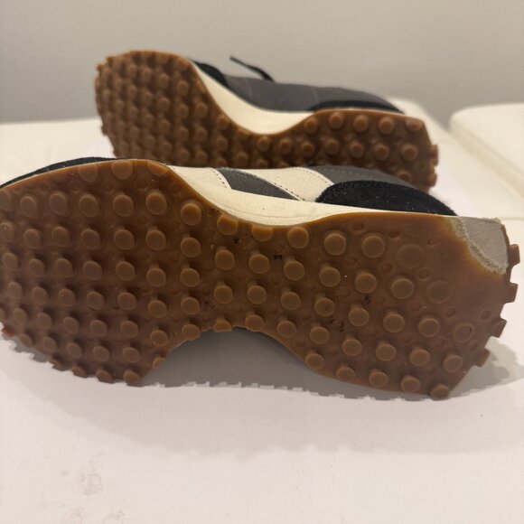 Women's New Balance 327 Moonbeam Size 8 Worn Sneakers with some wear and tear - Picture 14 of 16